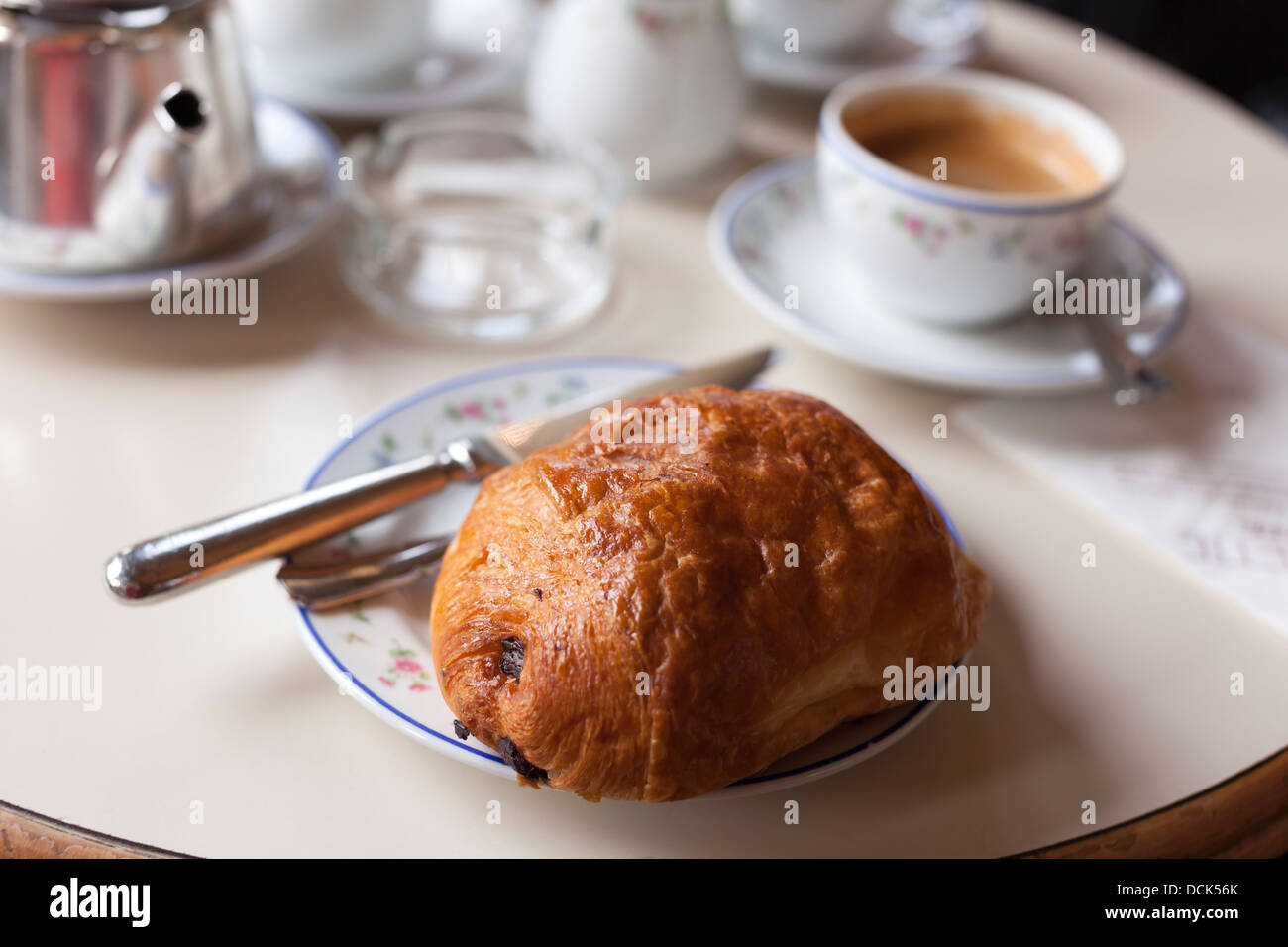 Pain au chocolat à la Carette patisserie et salon de thé, la Place des Vosges, Paris, France Banque D'Images