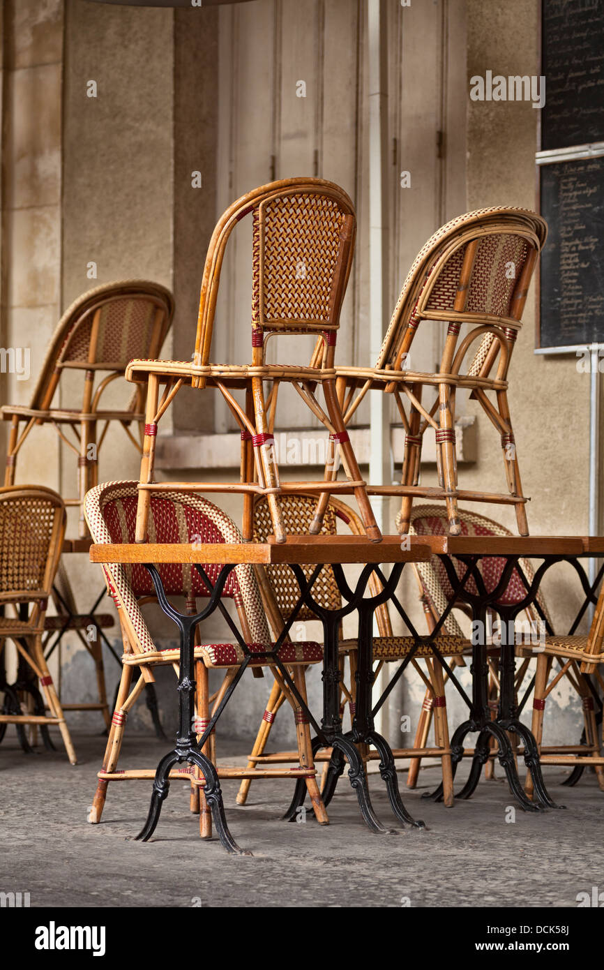 Café en plein air sièges à la Place des Vosges, Paris, France Banque D'Images