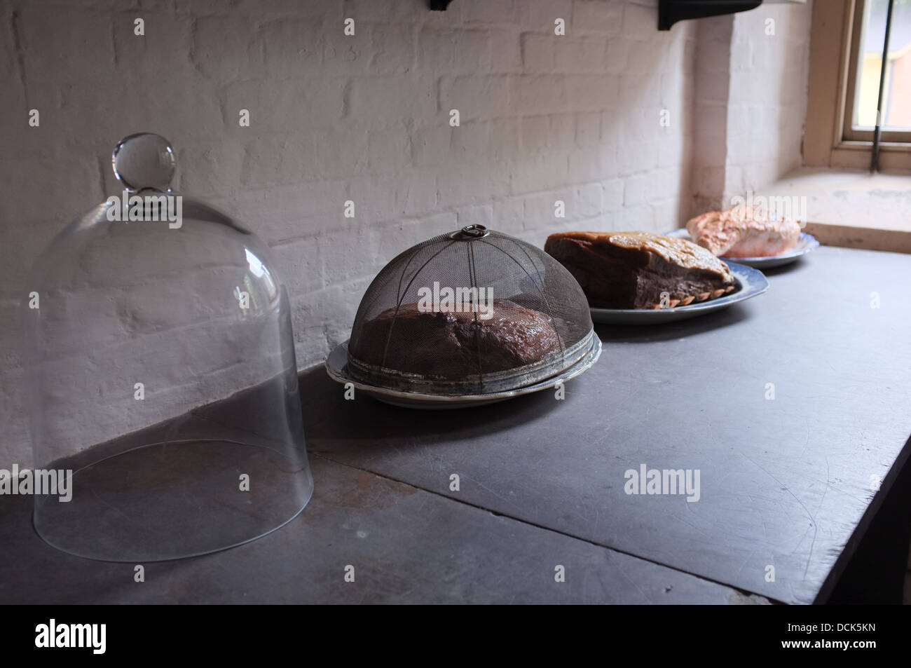 Cuisine victorienne bell jar aliments couverts sur bahut Banque D'Images