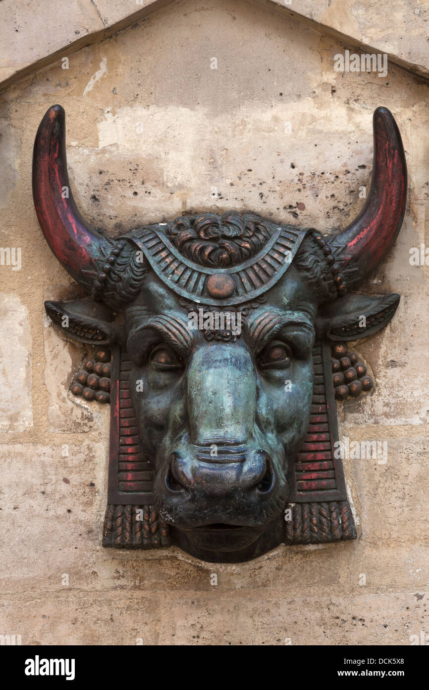 Sculpture Bull (1 sur 2, Edme Gaulle 1819), l'École élémentaire des  Hospitalières-Saint-Gervais, Paris, France Photo Stock - Alamy