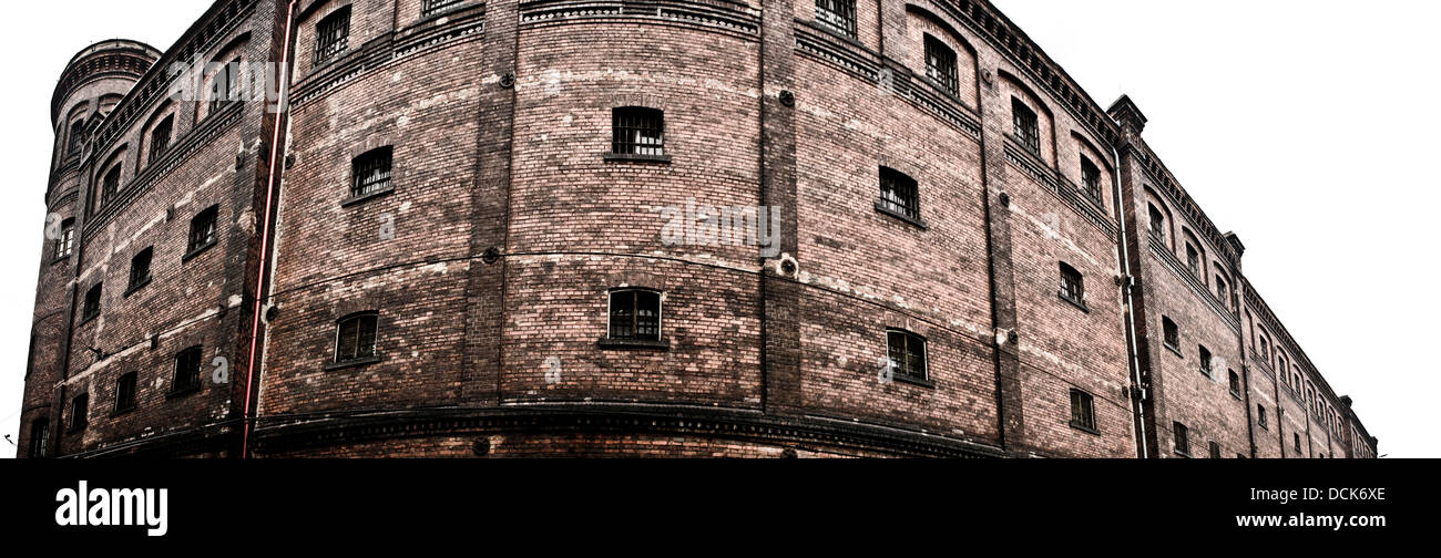 Panorama du mur de la prison fait de brique rouge Banque D'Images