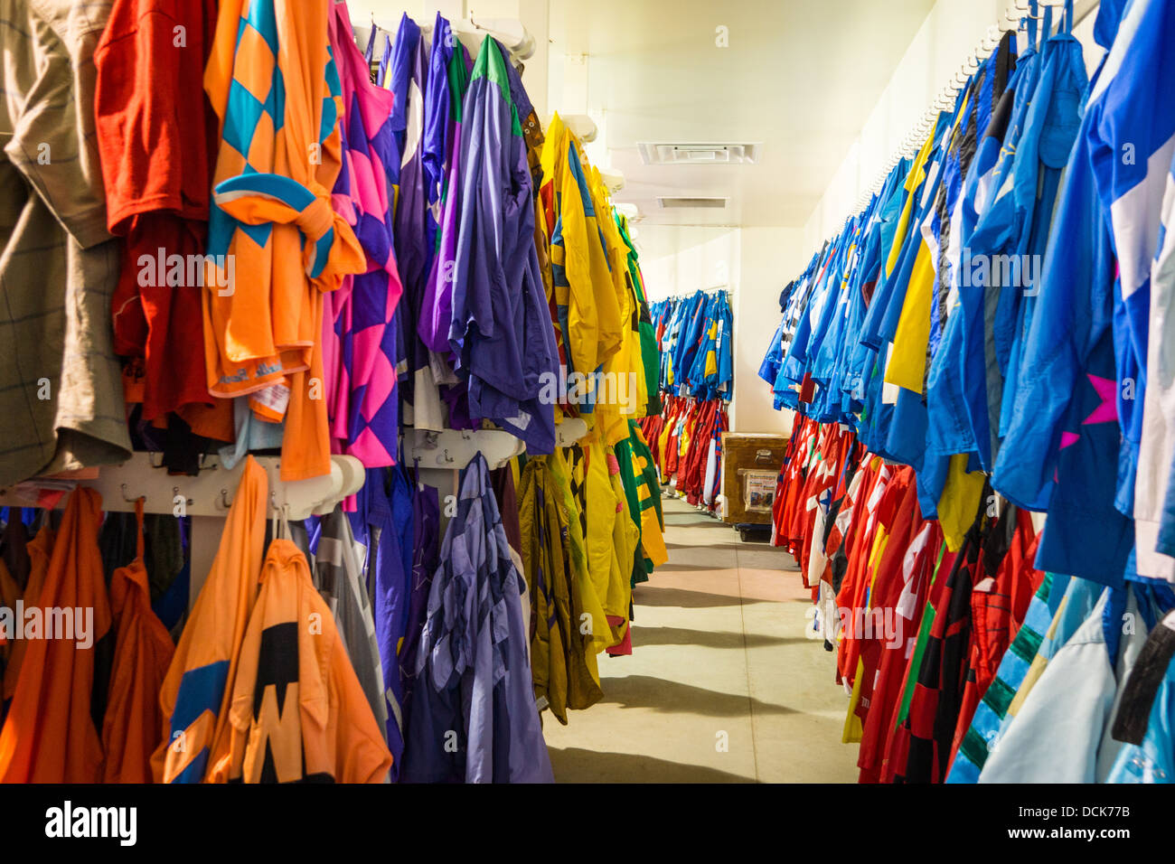 Les soies prix à Saratoga Raceway détient 3 500 soies des jockeys organisé par couleur, avec des combinaisons de couleurs uniques pour chaque propriétaire. Banque D'Images