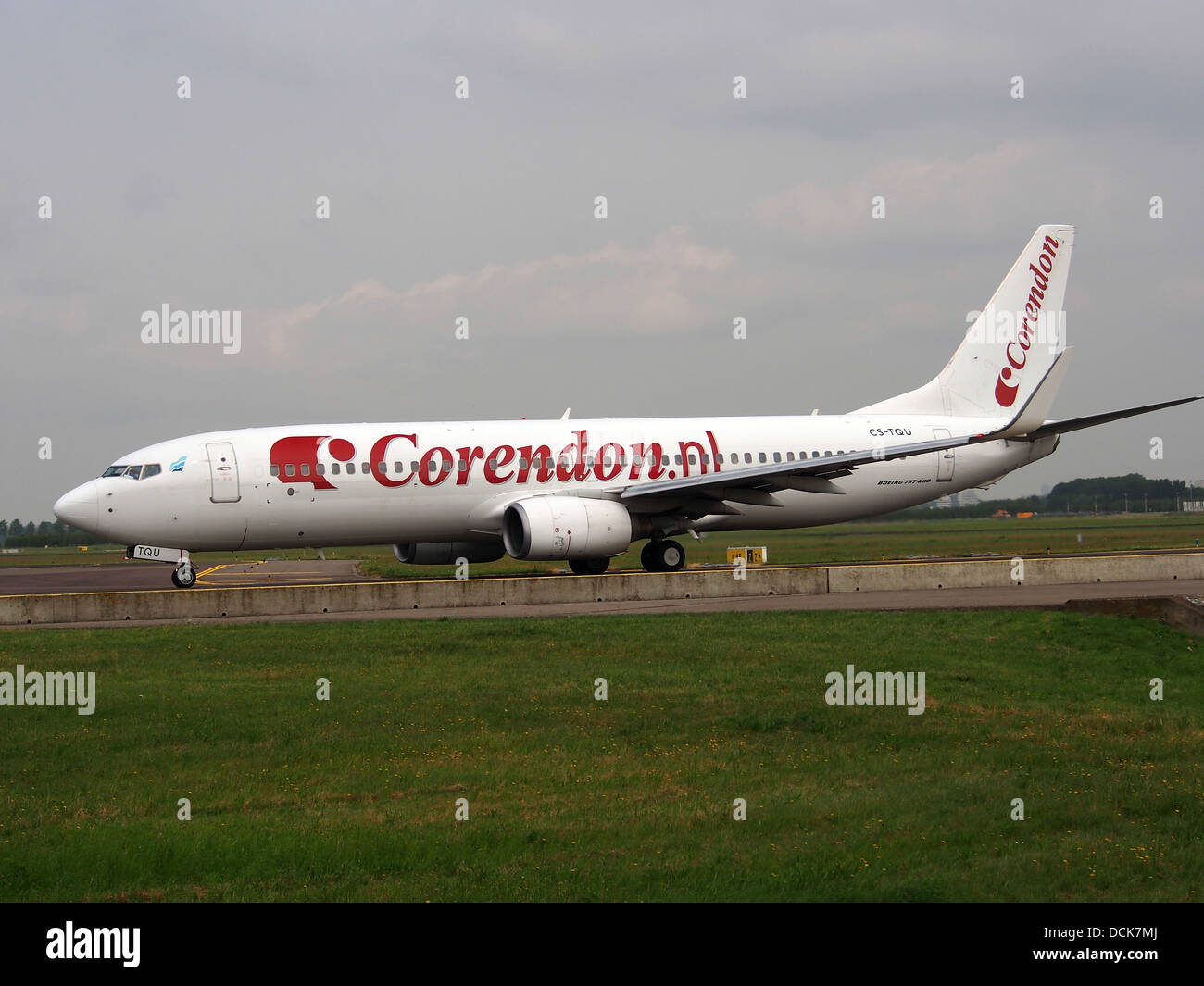 Le CS-TQU Corendon Dutch Airlines Boeing 737-8K2(WL) circule à l'aéroport de Schiphol à Amsterdam. Le Boeing 737, couramment utilisé pour les vols commerciaux, fait partie de la flotte de Corendon pour les vols régionaux à travers l’Europe. Banque D'Images