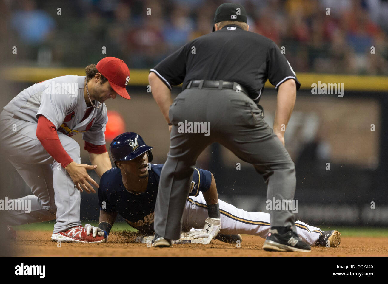 Milwaukee, Wisconsin, États-Unis. Août 19, 2013. 19 août 2013 : l'arrêt-court des Milwaukee Brewers Jean Segura # 9 glisse dans la deuxième base sous le nom de Saint Louis Cardinals shortstop Pete Kozma # 38 pendant le jeu de la Ligue Majeure de Baseball entre les Brewers de Milwaukee et les Cardinals de Saint-Louis au Miller Park de Milwaukee, WI. Le plomb brasseurs cardinaux 5-4 dans la 8e manche. John Fisher/CSM. © csm/Alamy Live News Banque D'Images