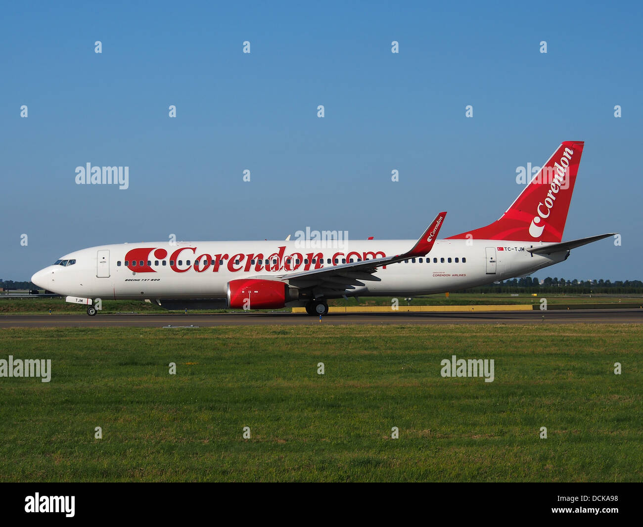 Le TC-TJJ Boeing 737-8S3(WL), exploité par Corendon Airlines, est vu rouler à l'aéroport le 18 juillet 2013. Cet avion fait partie de la flotte de la compagnie aérienne, utilisé pour les vols court-courriers et internationaux à travers l’Europe et d’autres destinations. Banque D'Images