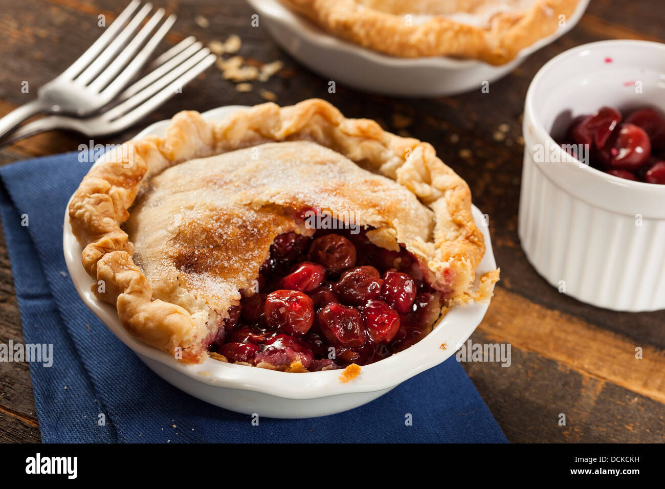 Mini Cherry Pie dessert sur un arrière-plan Banque D'Images