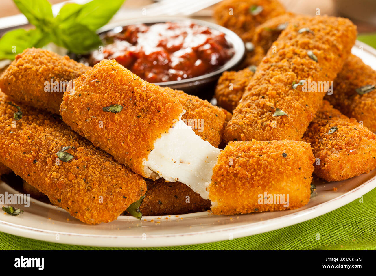 Des Bâtonnets de mozzarella frits avec sauce Marinara Banque D'Images