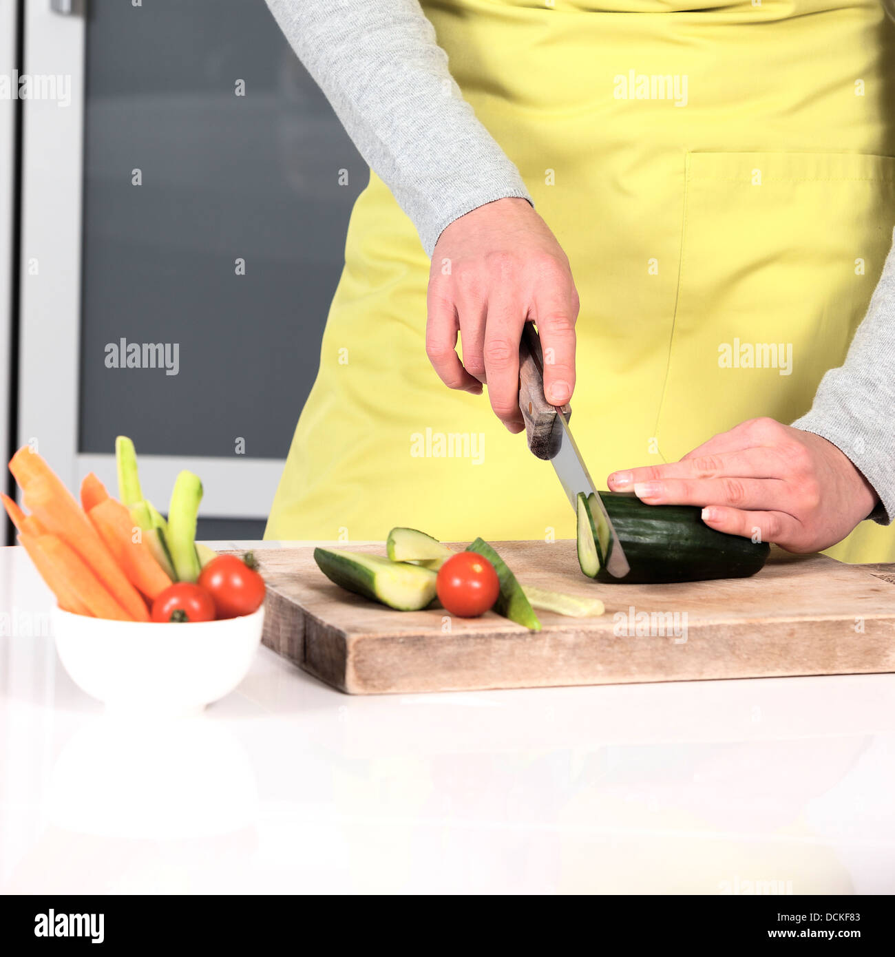 Woman cutting vegetables at home Banque D'Images