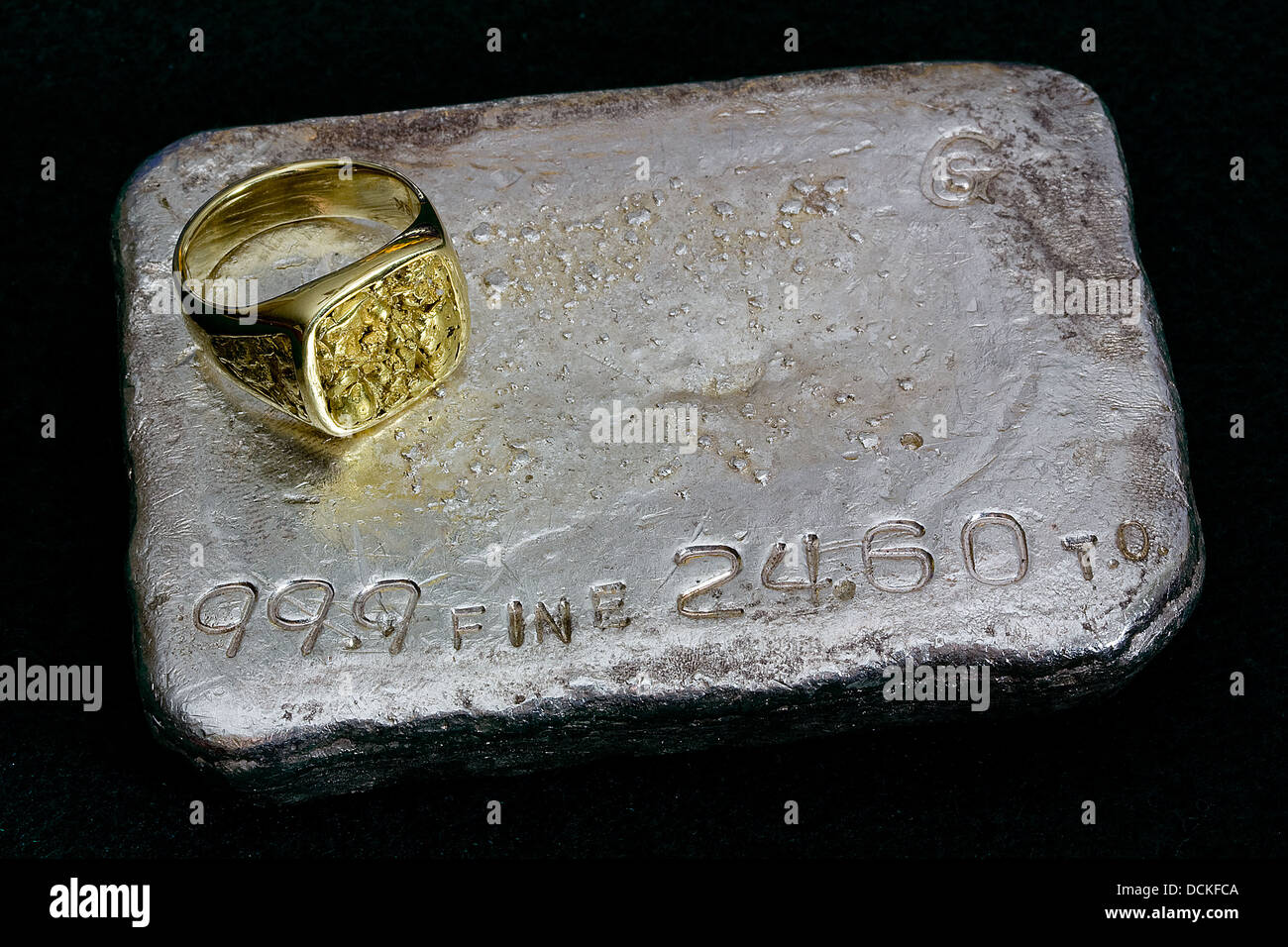 Grand anneau de pépites d'or et 24,60 onces de lingots d'argent Bar (coulé lingots) Banque D'Images