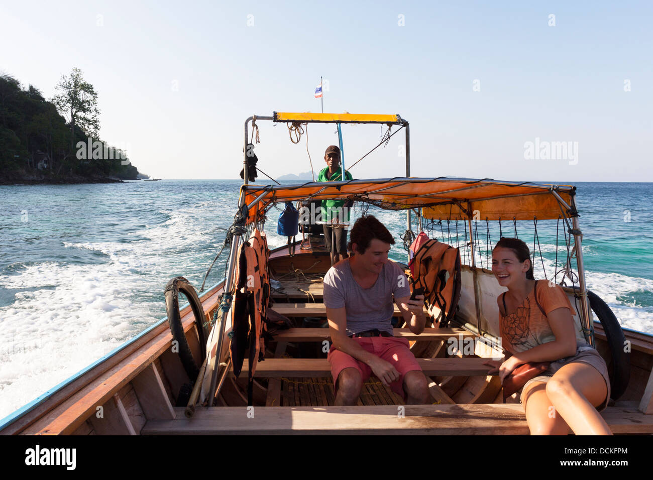Couple qui en bateau longtail - Ko Phi Phi - Thaïlande Banque D'Images