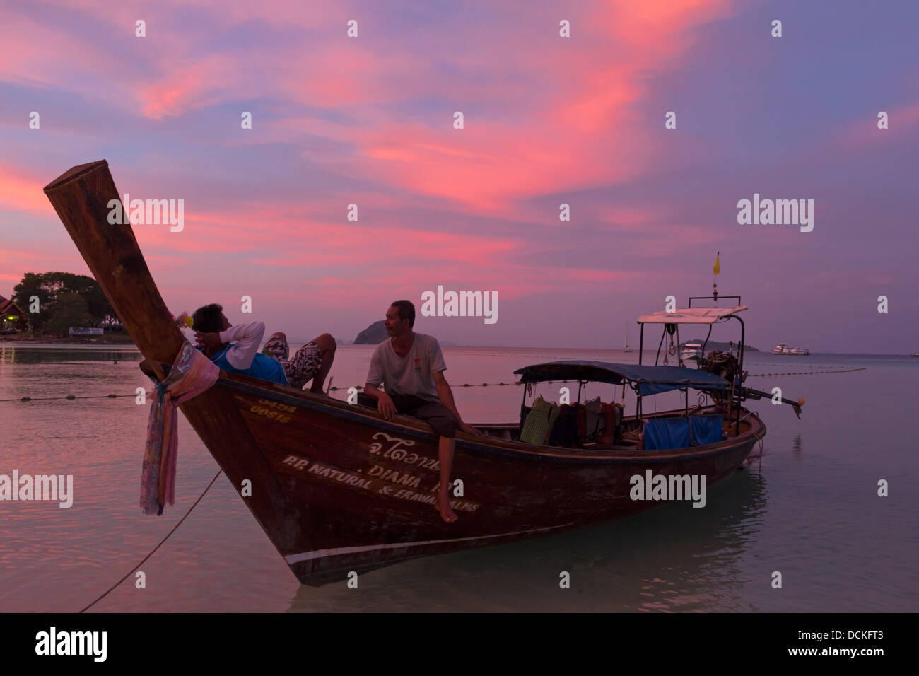 Les hommes de détente sur bateau longtail - Ko Phi Phi Don - province de Krabi - Thaïlande Banque D'Images