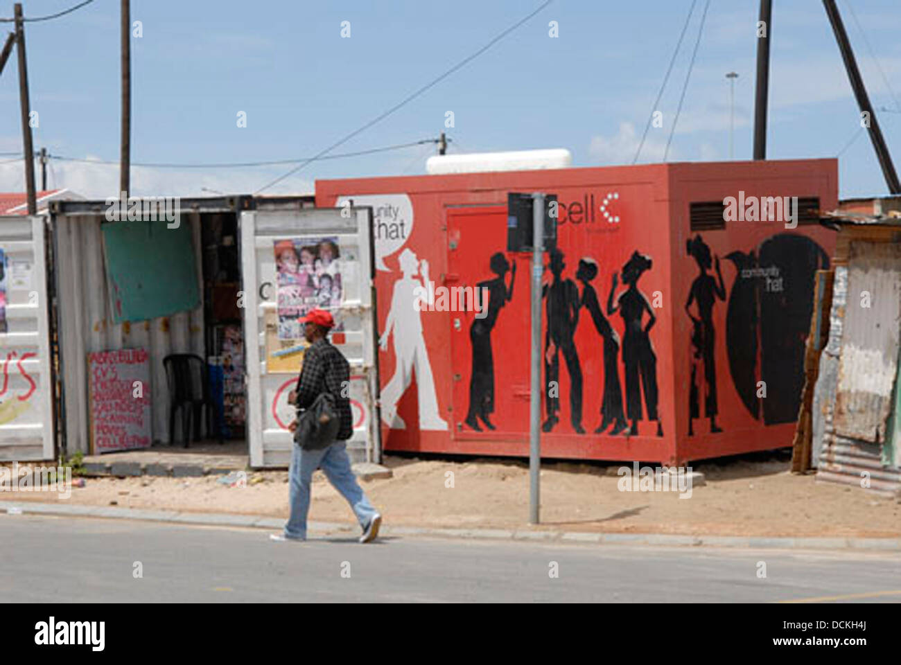 L'Afrique du Sud, Cape Town, 10 février 2009. Les conteneurs sont utilisés comme des kiosques à Khayelitsha township, à l'extérieur de la ville du Cap. Banque D'Images