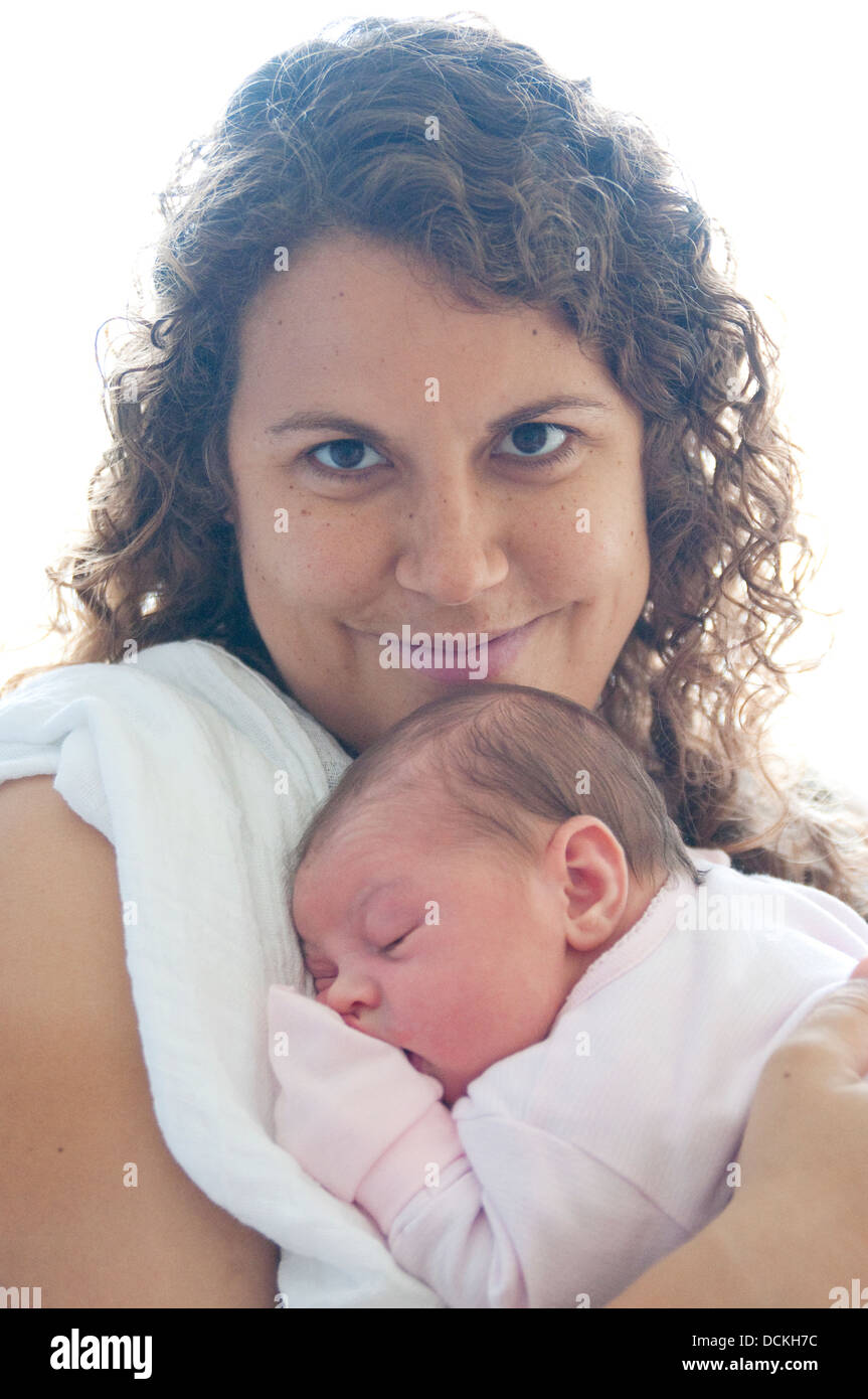 Jeune mère holding new born baby Banque D'Images