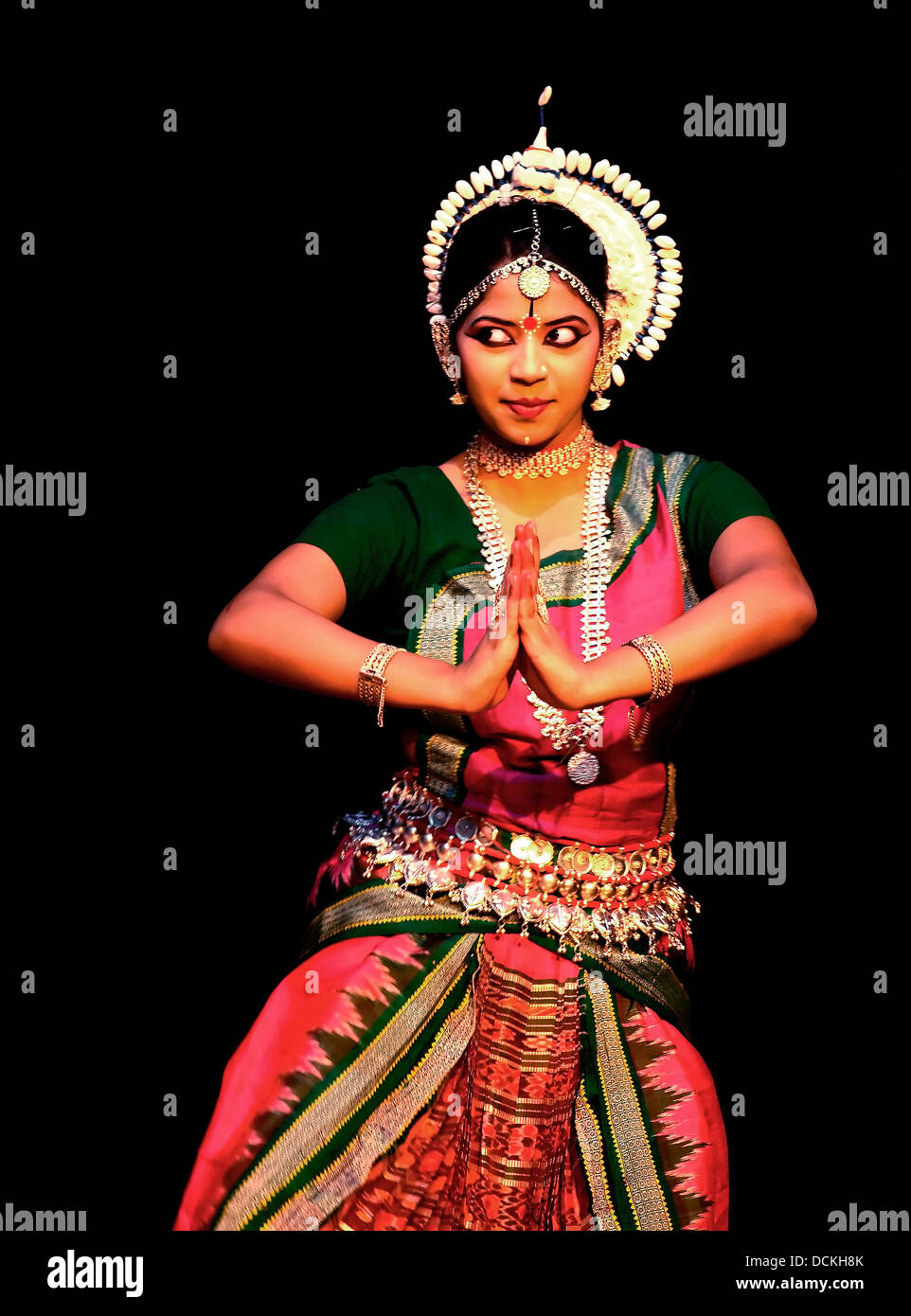 Danse classique indienne forme jeune belle femme lady girl dancing style Odissi traditionnels