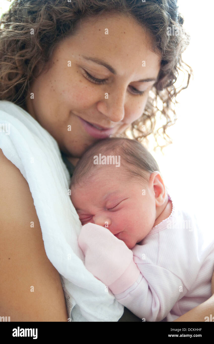 Jeune mère holding new born baby Banque D'Images