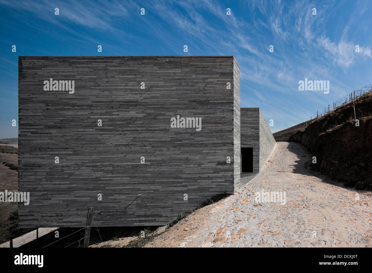 Quinta do gratuitement Winery, Peso da Regua, Portugal. Architecte : Cristina Guedes et Francisco Vieira de Campos, 2013. Vêtu de schiste f Banque D'Images