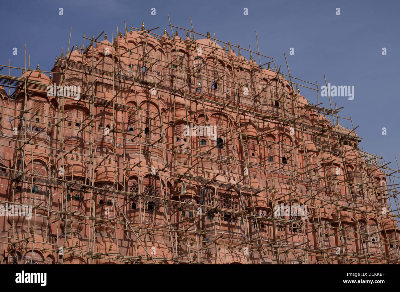 L'extérieur de l'échafaudage en bambou Hawa Mahal (palais des vents) - Jaipur, Rajasthan, Inde Banque D'Images