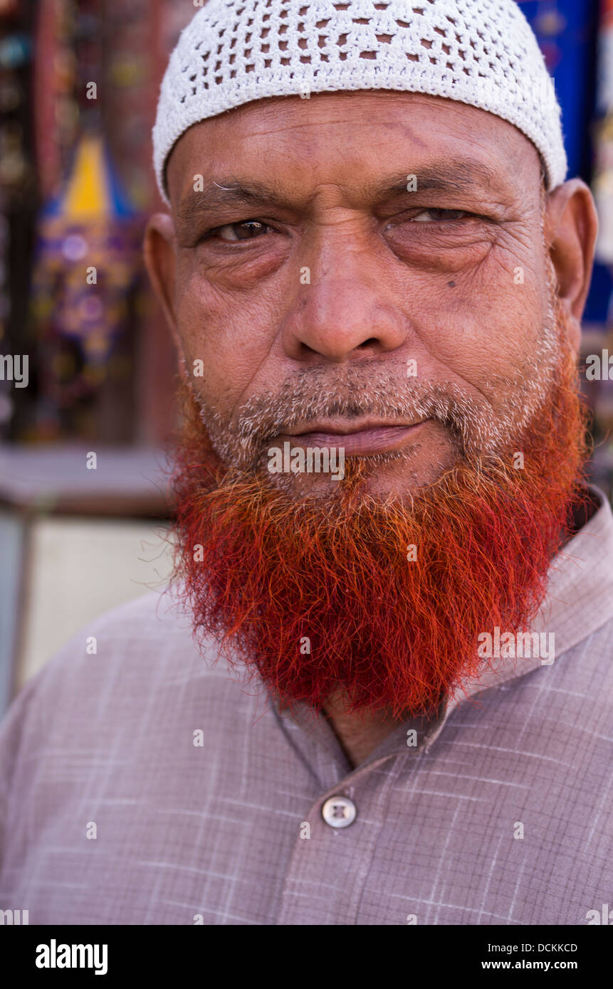 La prière musulmane homme portant chapeau Taqiyah avec barbe orange et Jaipur, Rajasthan, Inde Banque D'Images