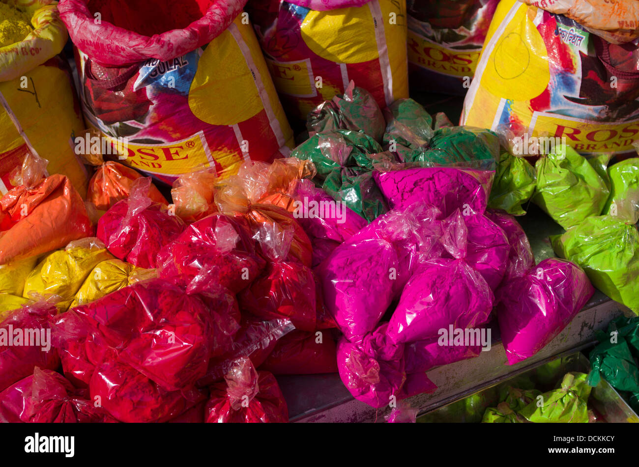 Les peintures en poudre pour Holi Festival de couleurs - Jaipur, Rajasthan, Inde Banque D'Images