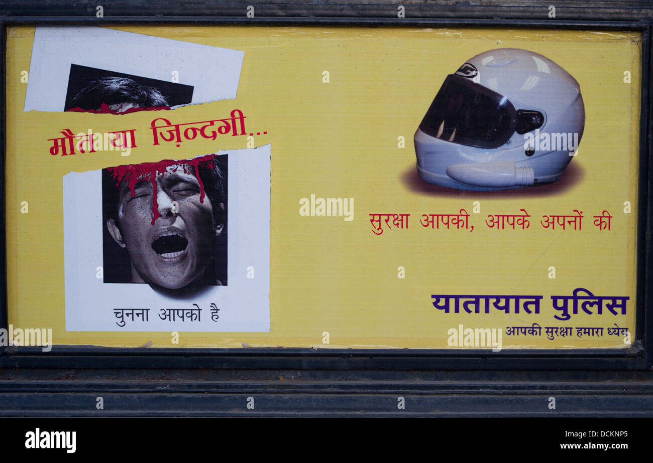 Casque de moto sécurité routière billboard Jaipur, Rajasthan, Inde Banque D'Images