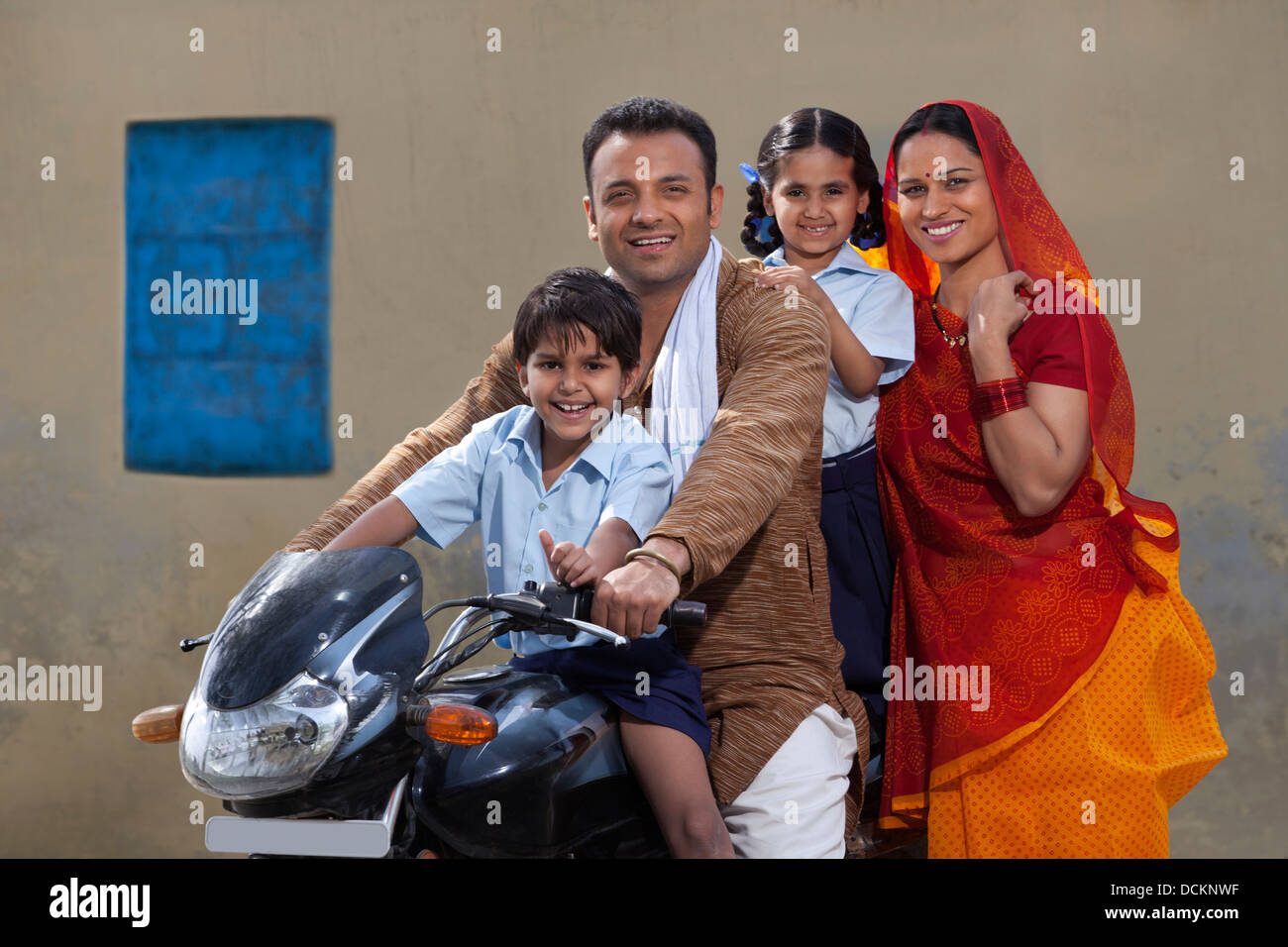 Portrait d'une famille de quatre Indiens heureux sur le vélo Banque D'Images