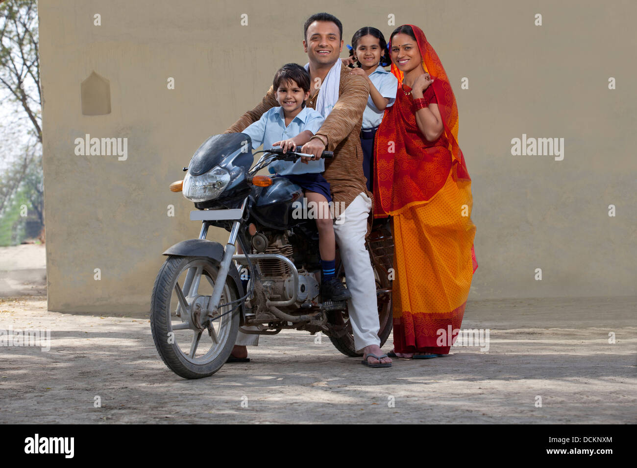 Portrait d'une famille indienne avec plaisir sur le vélo Banque D'Images