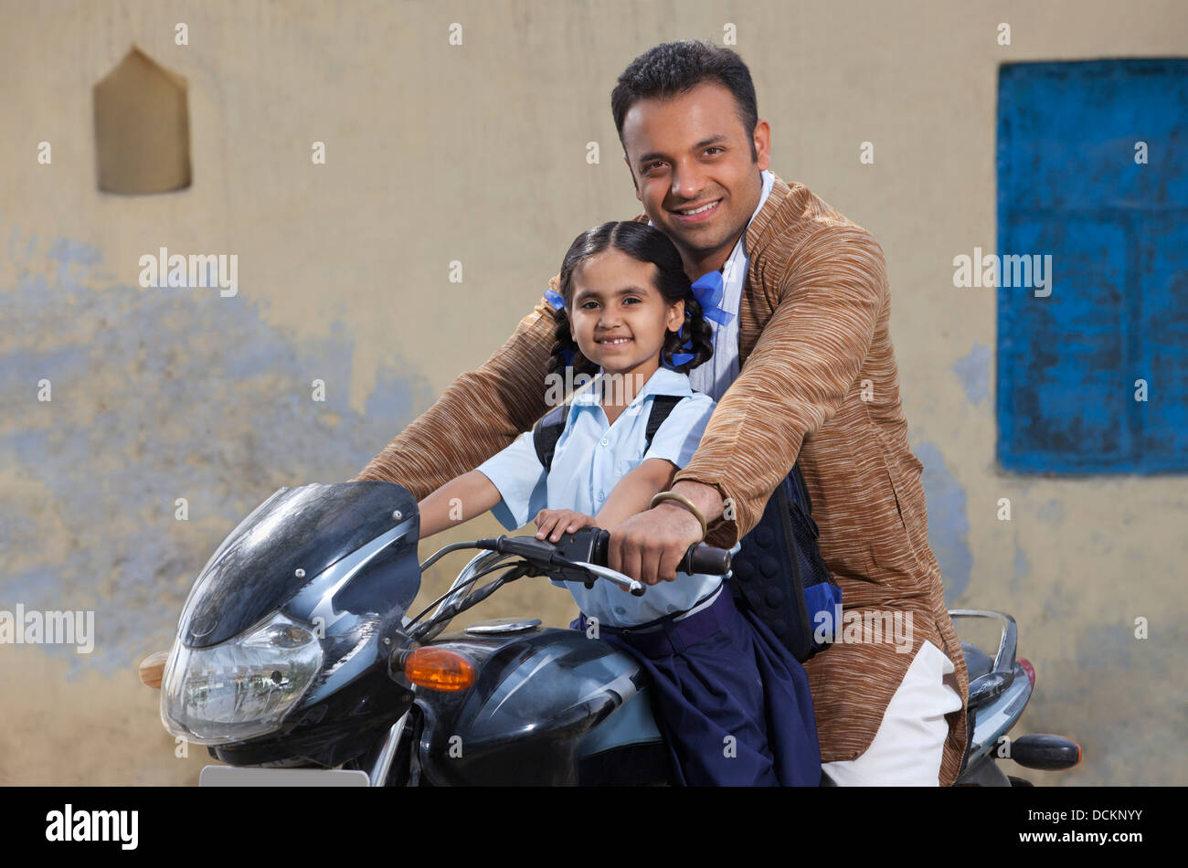 Portrait de père et fille sur moto Banque D'Images