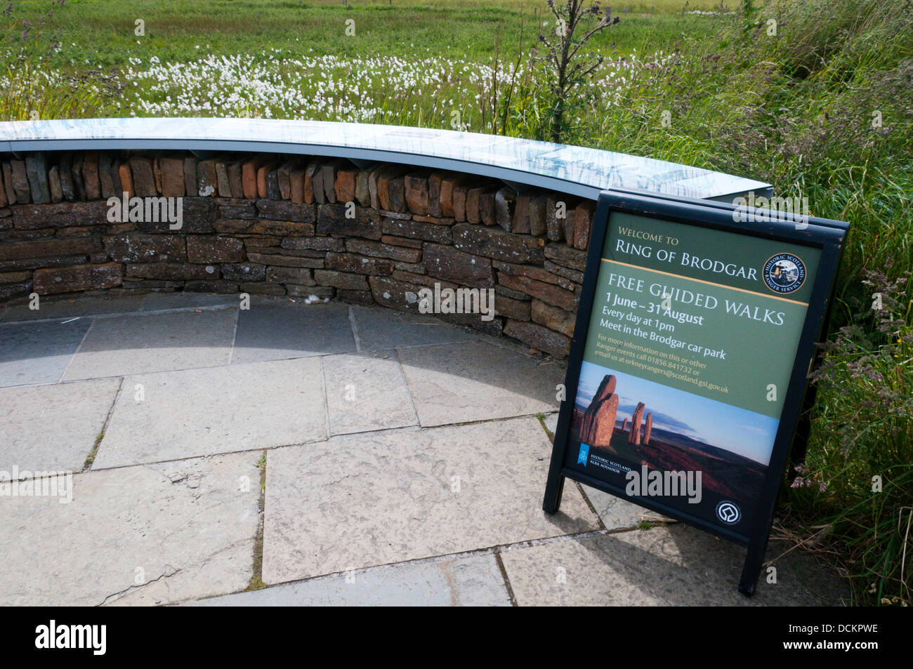 Un signe pour des promenades guidées gratuites autour de l'anneau de Shetlands sur terre ferme, Orkney. Banque D'Images