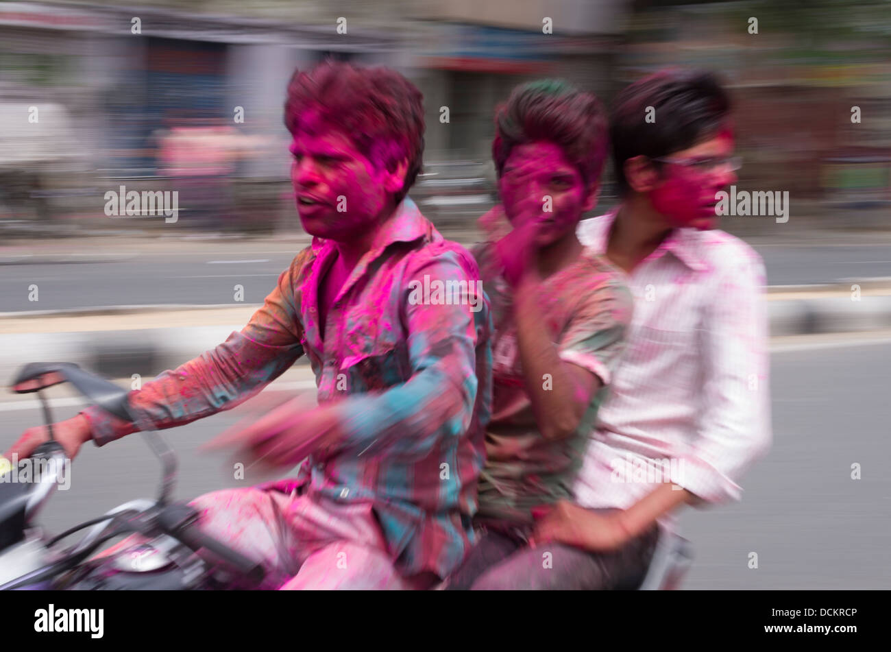 Célébrer Holi, Festival des couleurs, une fête hindoue de printemps - Jaipur, Rajasthan, Inde Banque D'Images