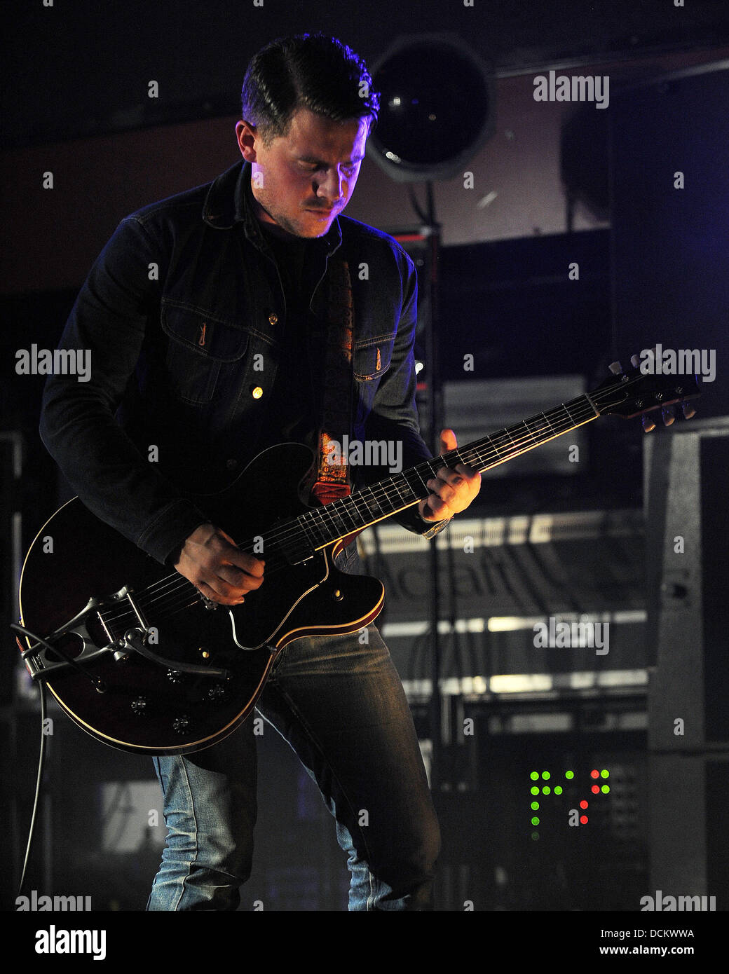Jamie Cook, de l'Arctic Monkeys effectuant à vivre la révolution Fort Lauderdale, Floride - 08.10.11, Banque D'Images Jamie Cook, de l'Arctic Monkeys effectuant à vivre la révolution Fort Lauderdale, Floride - 08.10.11, Banque D'Images