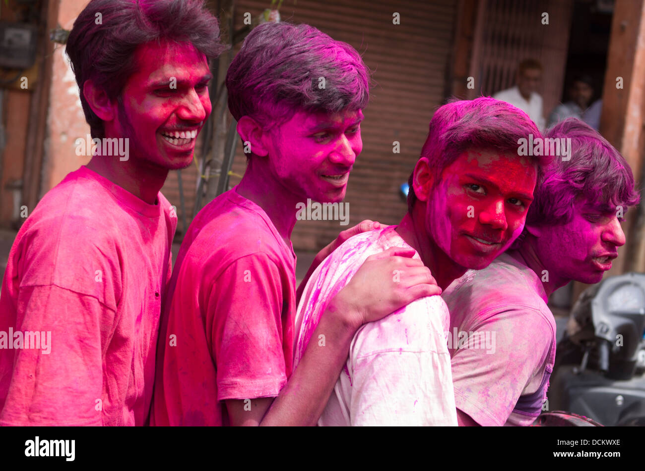 Célébrer Holi, Festival des couleurs, une fête hindoue de printemps - Jaipur, Rajasthan, Inde Banque D'Images