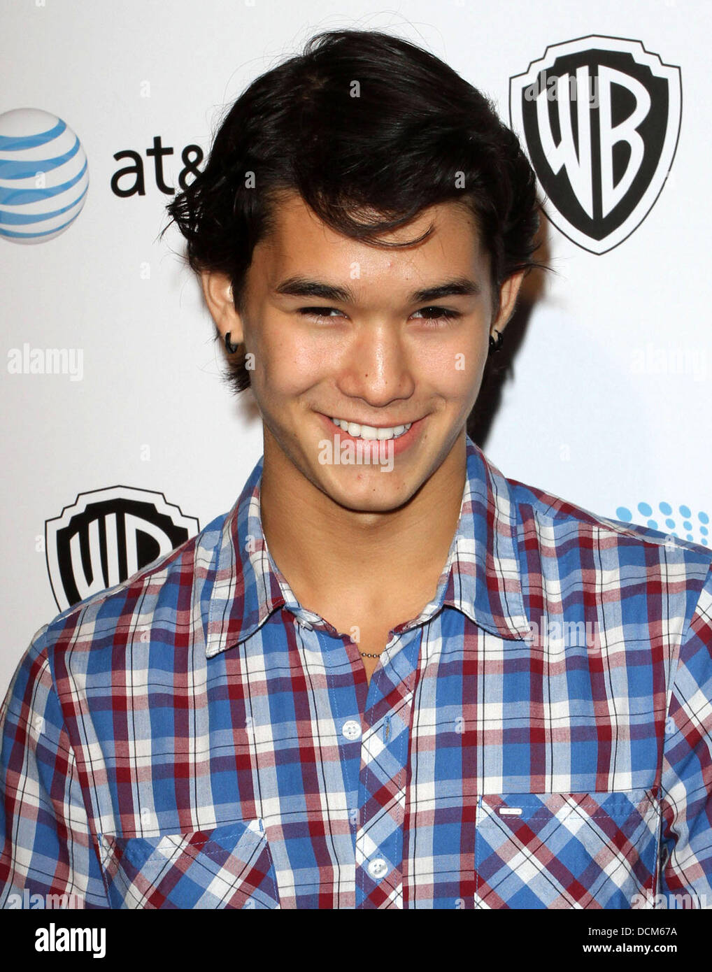 Booboo Stewart Cambio et Warner Bros Digital Distribution célèbre la ...