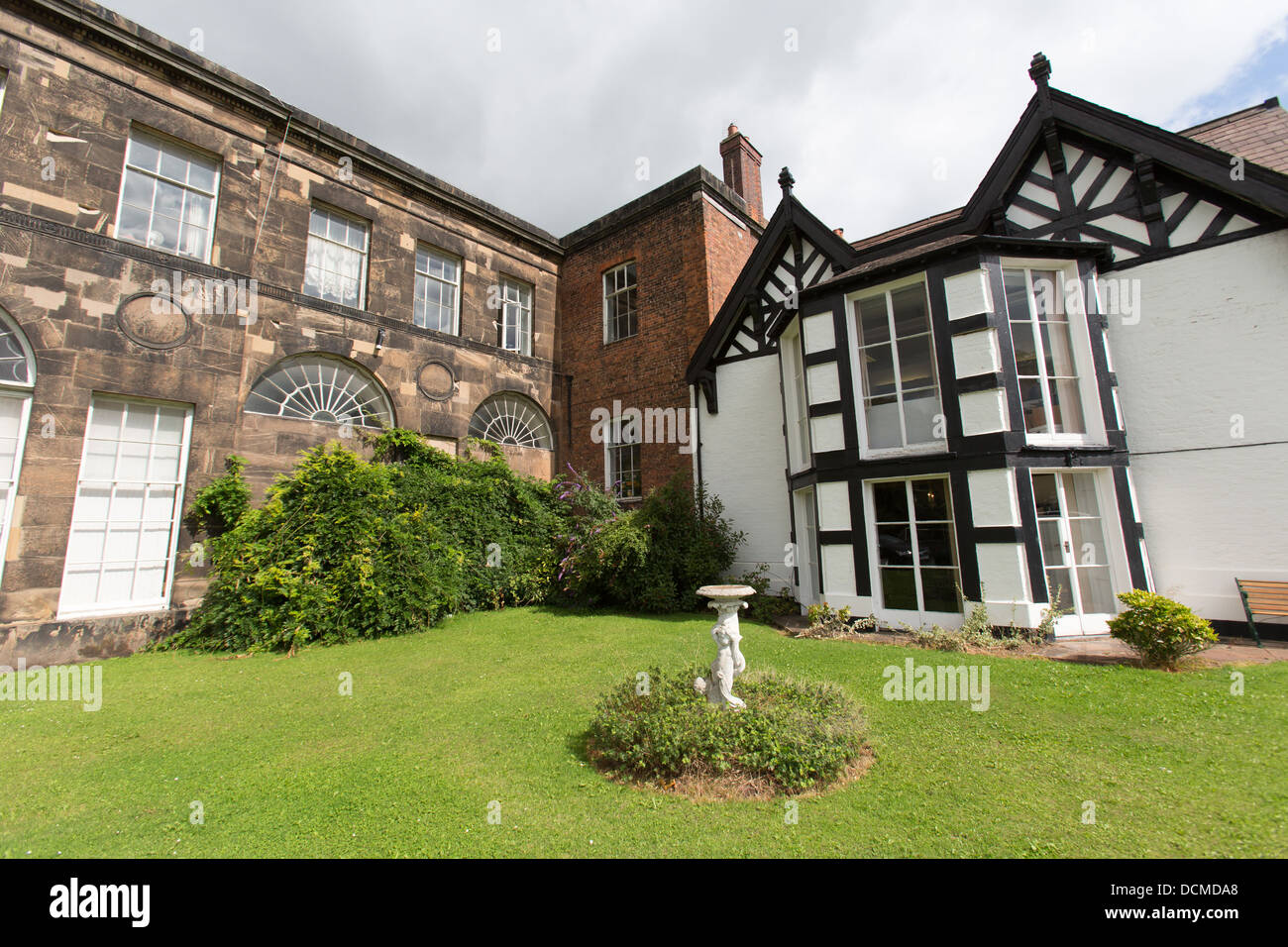 Banlieue de Winnington, Northwich, Angleterre. L'aile de chêne et de pierre aile de Winnington Hall. Banque D'Images