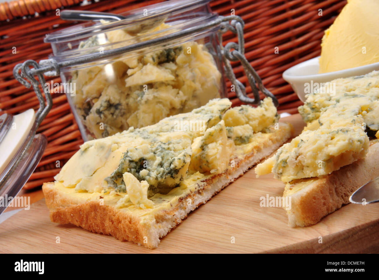 Conseil de bois avec un peu de fromage de moule bleue Banque D'Images
