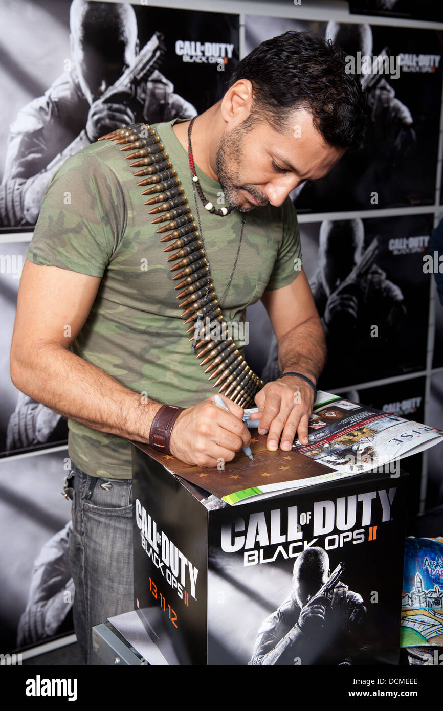 L'acteur numéro Cas Anvar à un jeu PS3 Xbox ordinateur signature gaming  event Photo Stock - Alamy