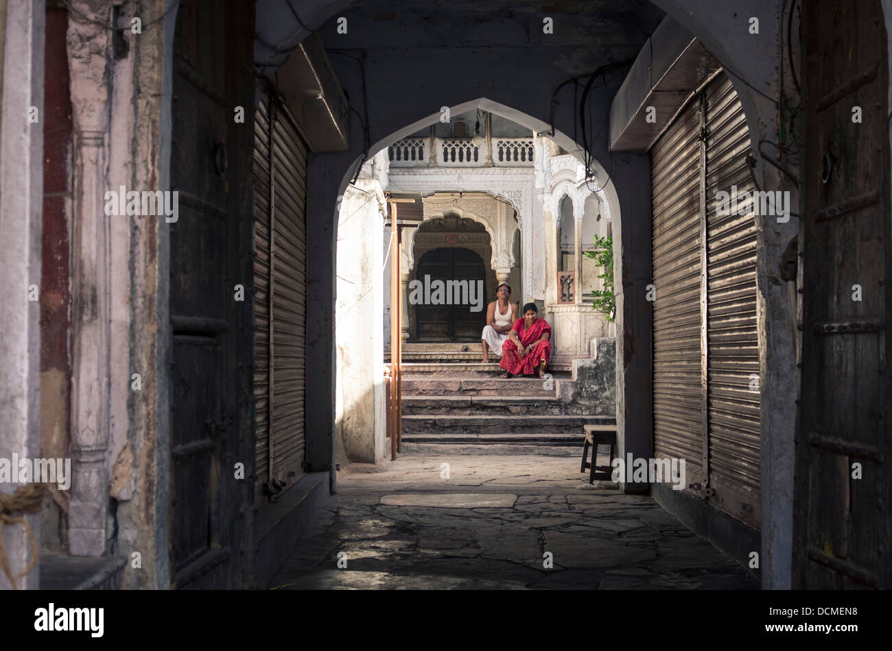 Un couple indien assis à l'extérieur de la maison à Jaipur, Rajasthan, Inde Banque D'Images
