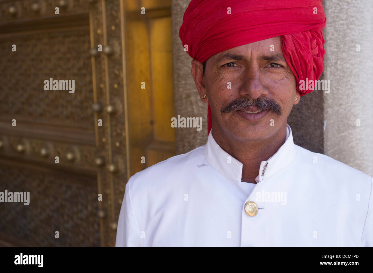 La protection à l'indien turban rouge au City Palace - Jaipur, Rajasthan, Inde Banque D'Images