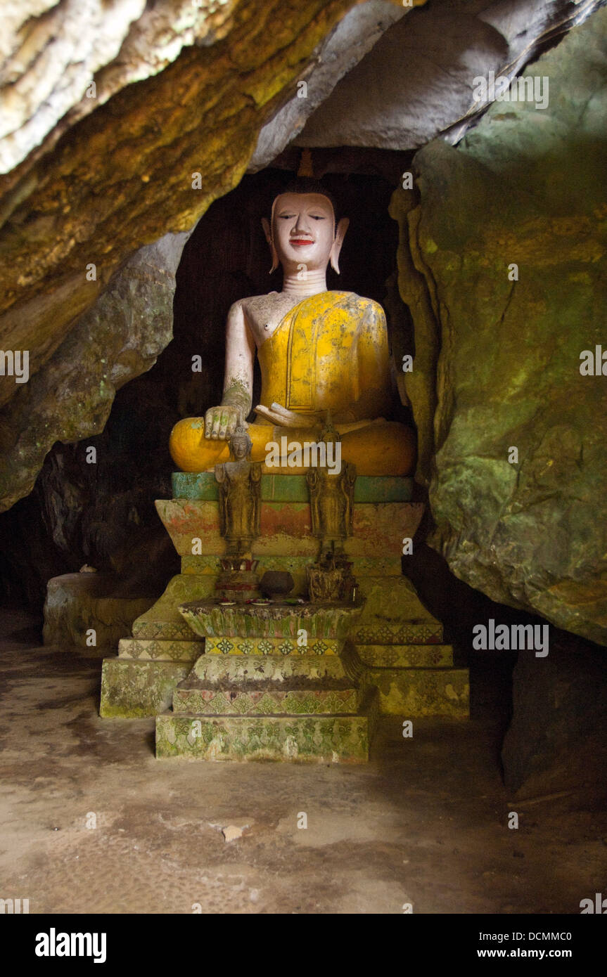 Close up vertical de la grande statue de Bouddha qui garde l'entrée de la grotte de Tham Hoi, Shell à Vang Vieng Banque D'Images