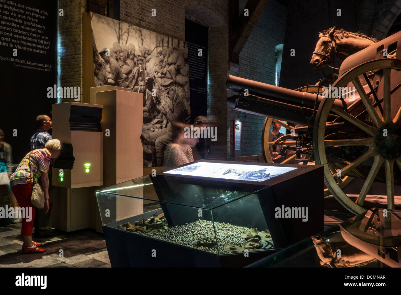 Les visiteurs à la Première Guerre mondiale à l'une des armes et WW1 conclusions à la Musée In Flanders Fields d'Ypres, en Flandre occidentale, Belgique Banque D'Images