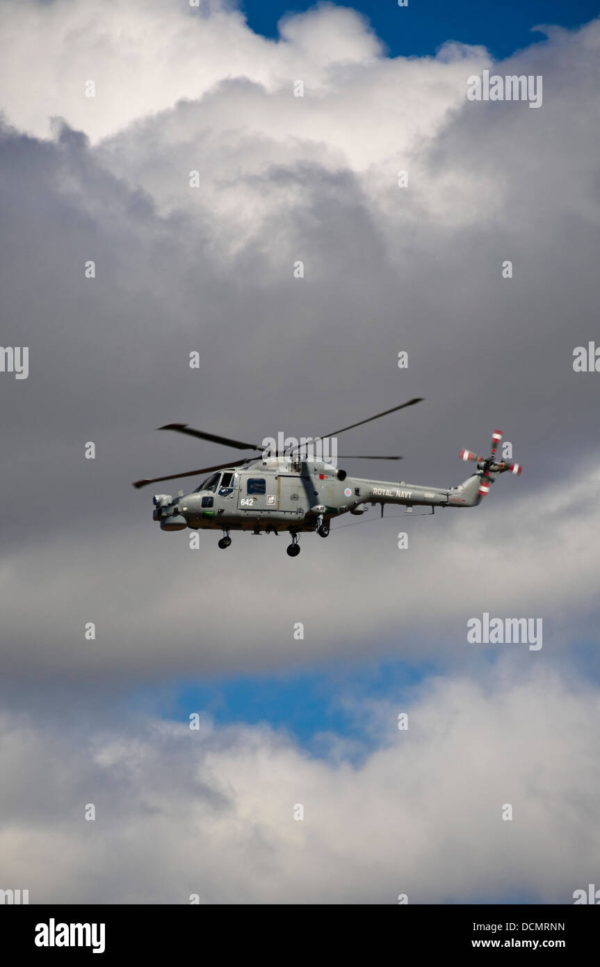 Close up vertical d'un hélicoptère Westland Lynx volant dans le ciel. Banque D'Images