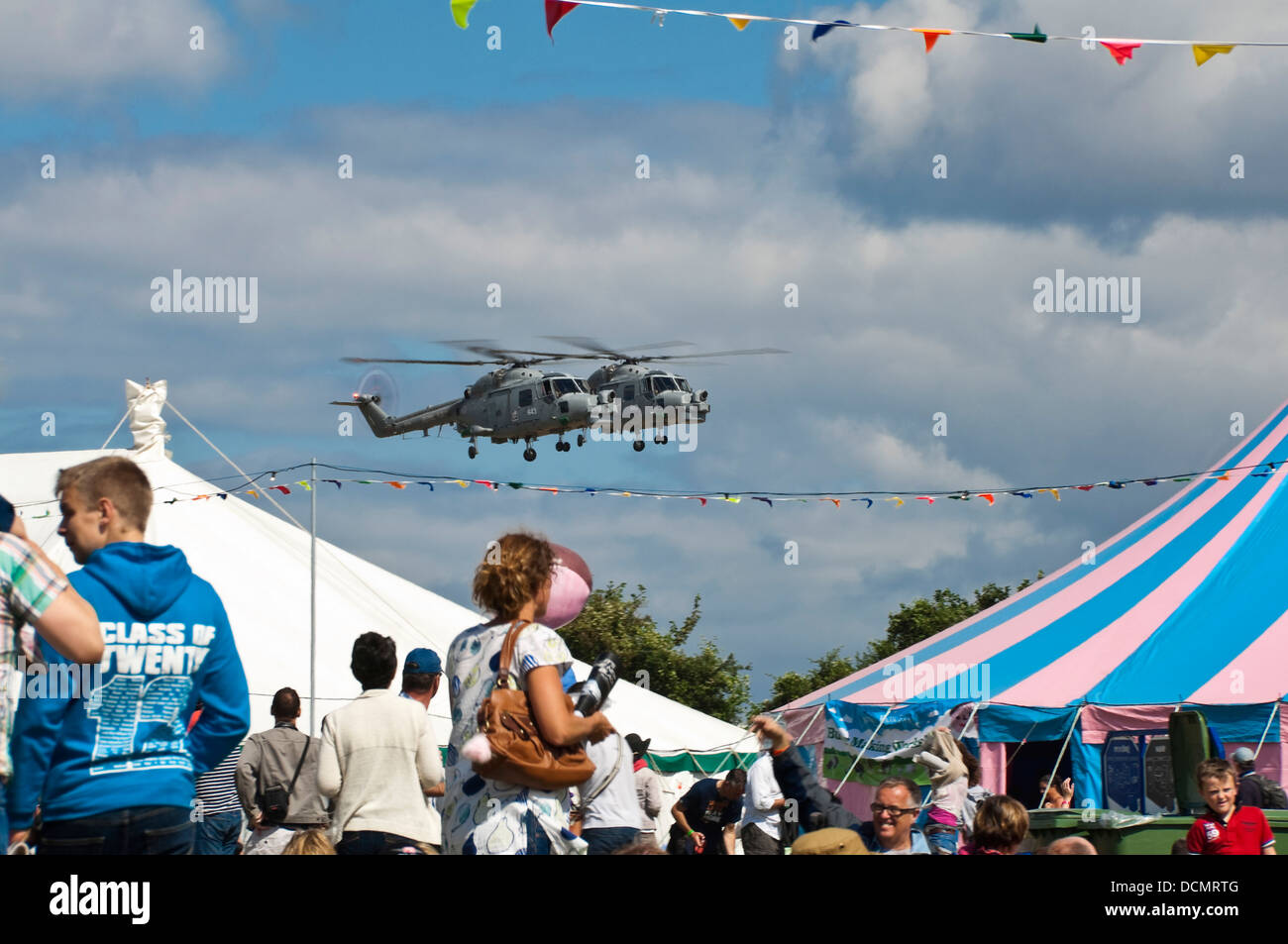 Close up horizontal de deux Lynx Westland Helicopters battant côte à côte lors d'un salon. Banque D'Images