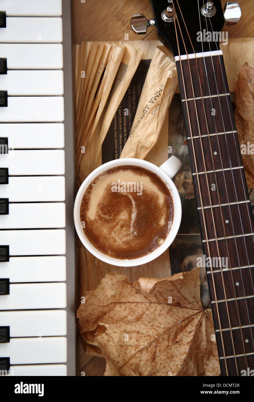 Tasse de café et des instruments de musique Banque D'Images