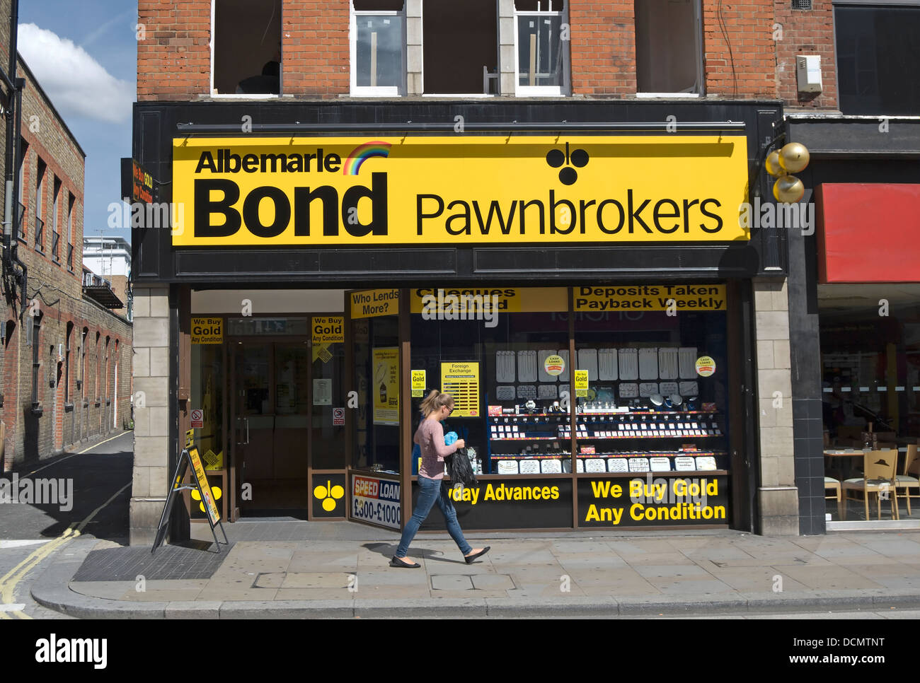 Jeune femme passe une branche d'Albemarle bond sur gage à Hammersmith, à l'ouest de Londres, Angleterre Banque D'Images