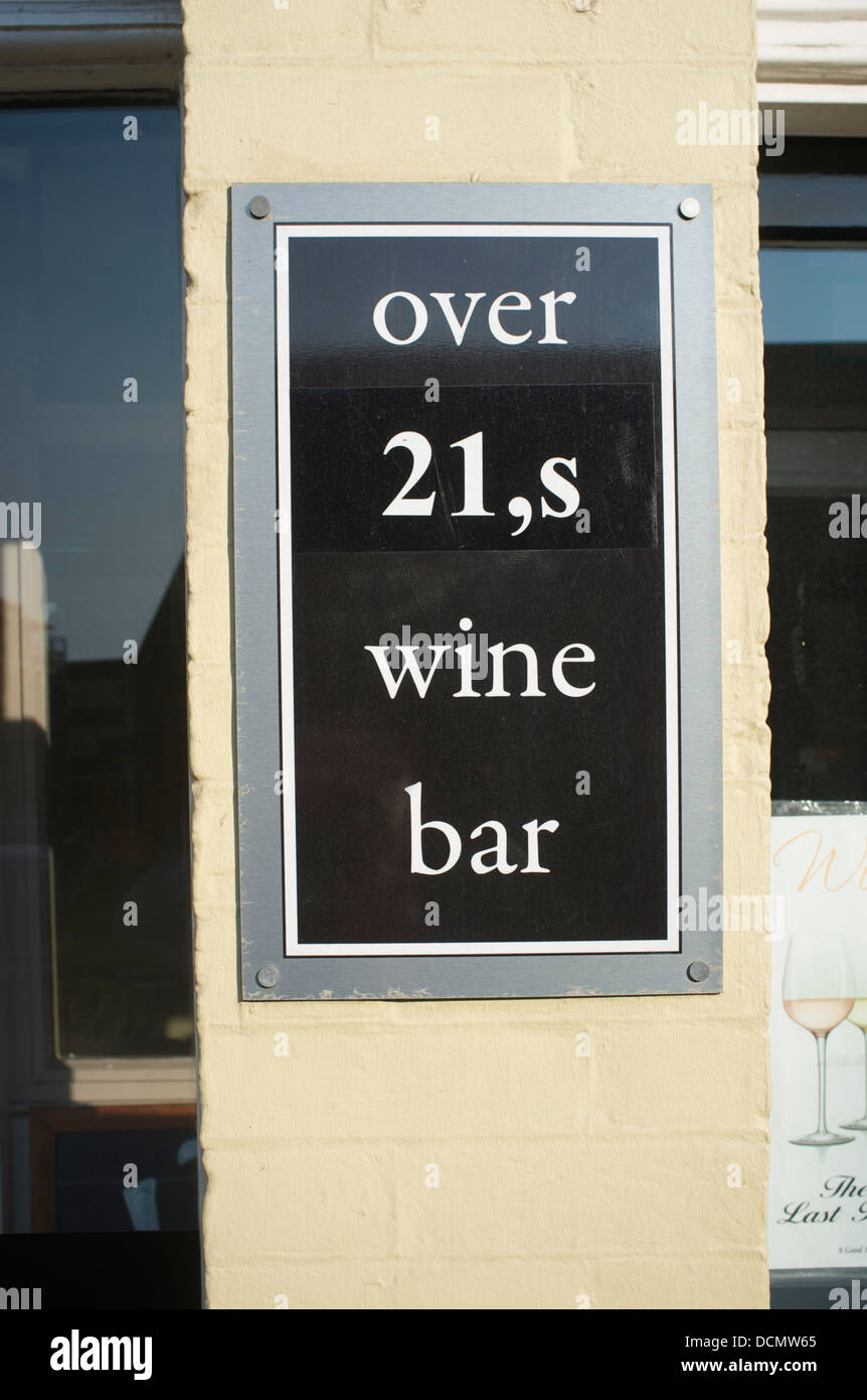 Plus de 21s bar à vin avec signe étrange apostrophe. Banque D'Images