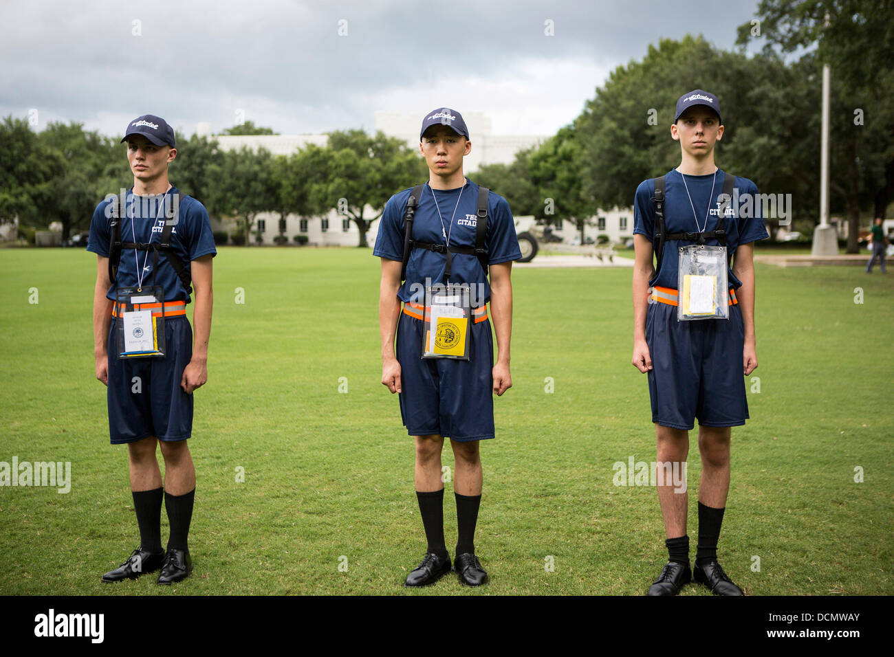 Citadelle freshmen connu sous le nom de boutons en file pendant près d'exercices sur la formation de leur premier jour de marche le 19 août 2013 à Charleston, Caroline du Sud. La Citadelle est un collège militaire de l'état qui a commencé en 1843. Banque D'Images