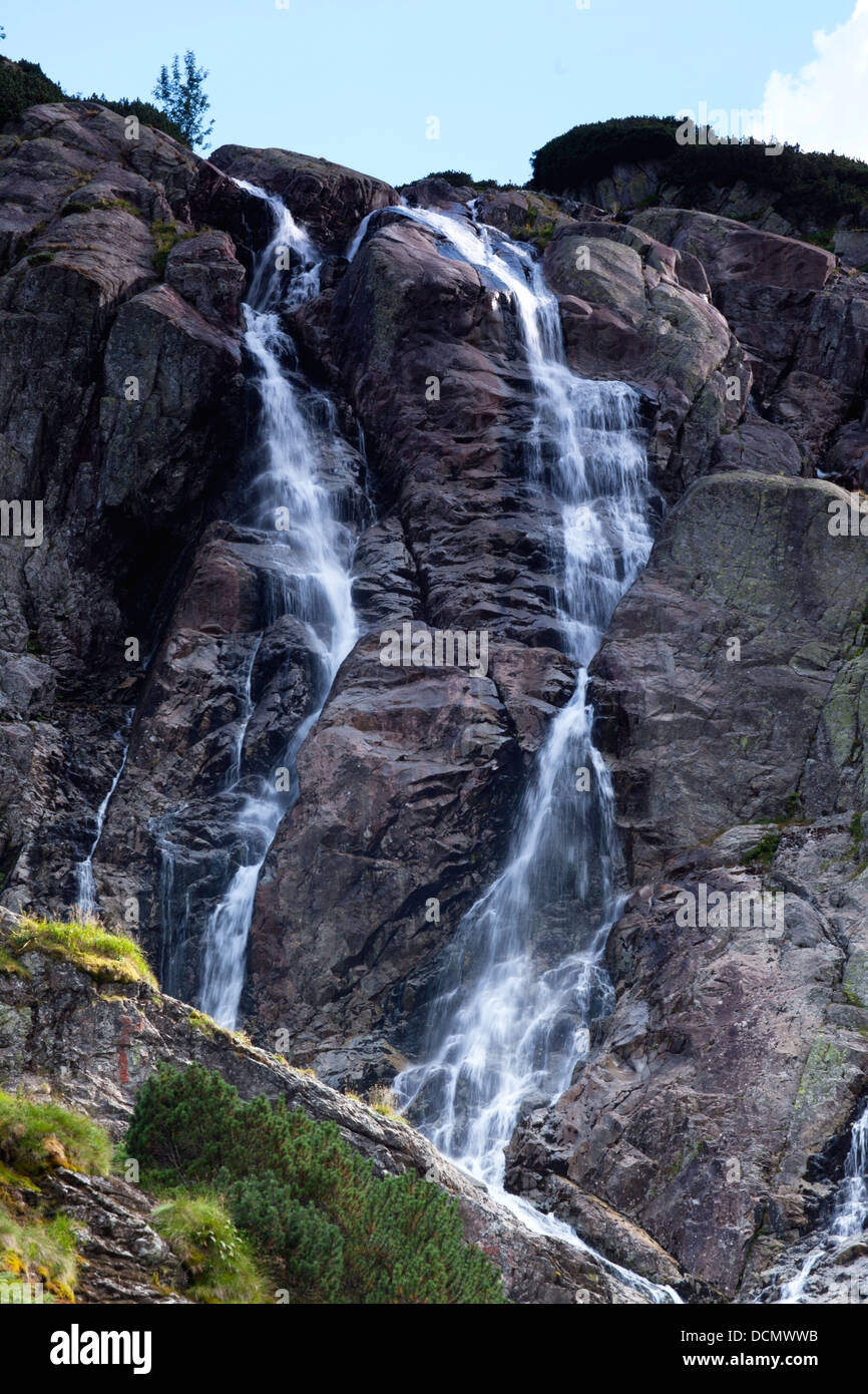 Beau paysage de cascade de montagne ou en cascade Siklawa Tatras Banque D'Images