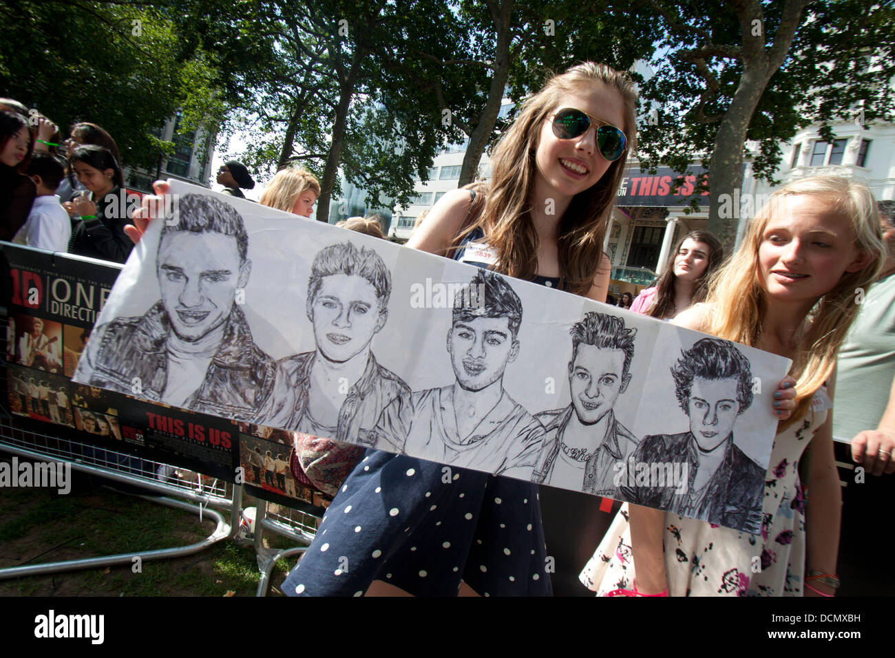 Leicester Square, Londres, Royaume-Uni. 20 août 2013. Un ventilateur est titulaire d'un dessin d'une seule direction les membres de la bande comme des milliers de fans devant une direction première mondiale 'c'est nous' dans Leicester Square Crédit : amer ghazzal/Alamy Live News Banque D'Images