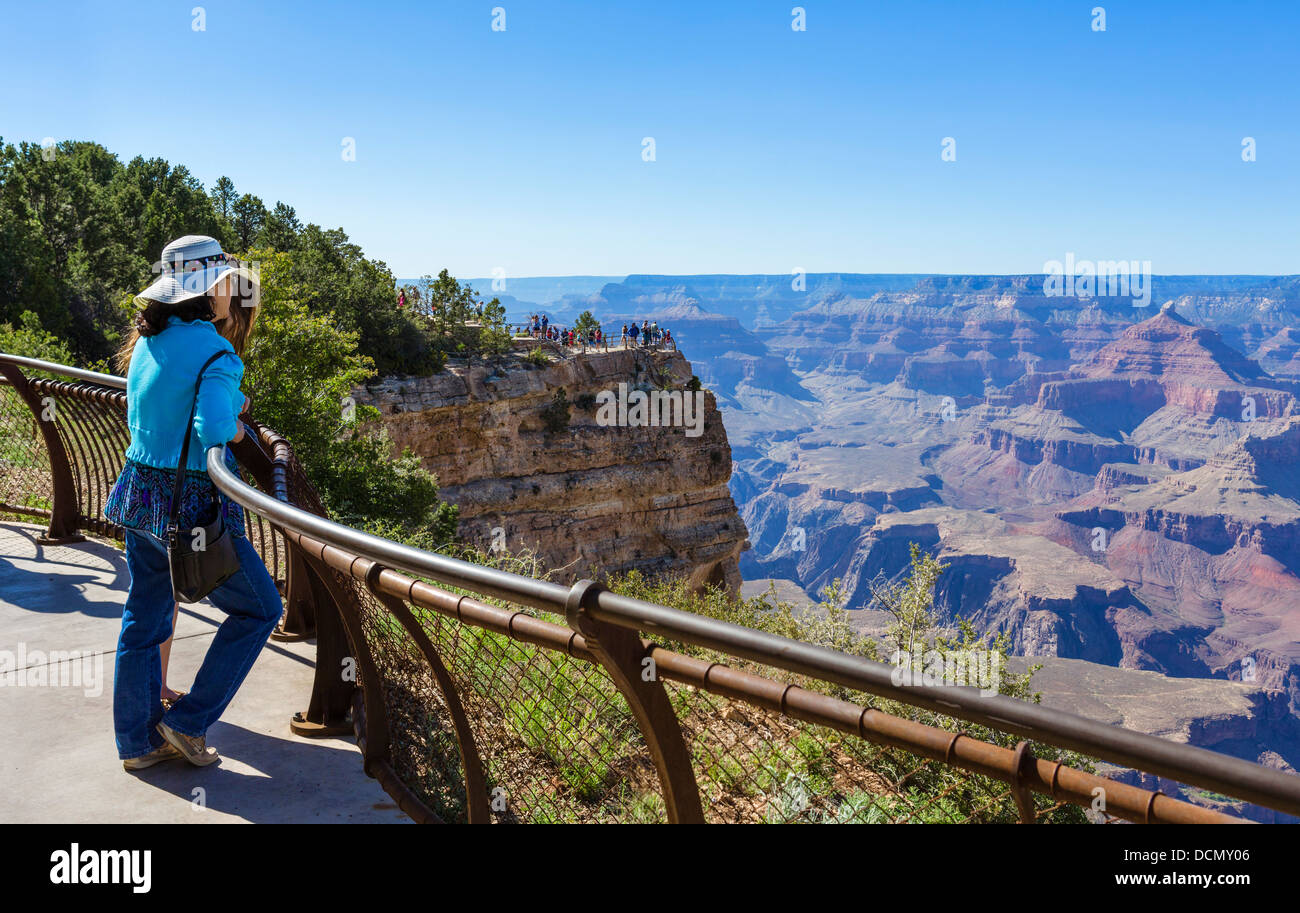 Les touristes à Mather Point, South Rim, le Parc National du Grand Canyon, Arizona, USA Banque D'Images