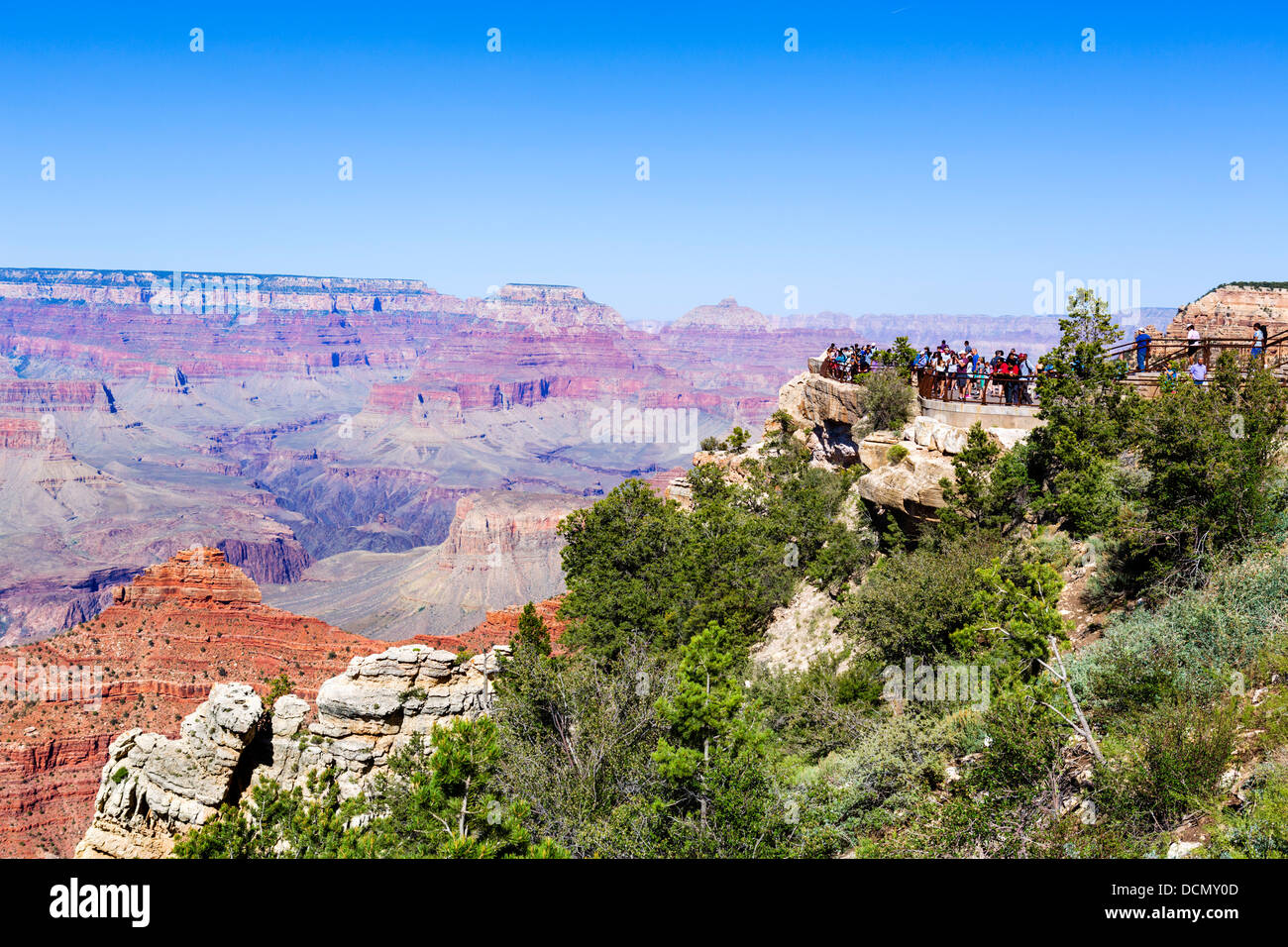 Les touristes à Mather Point, South Rim, le Parc National du Grand Canyon, Arizona, USA Banque D'Images