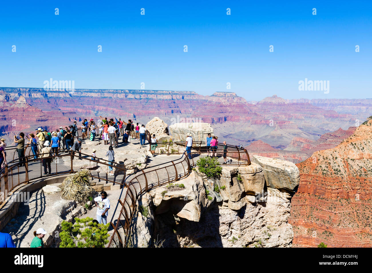 Les touristes à Mather Point, South Rim, le Parc National du Grand Canyon, Arizona, USA Banque D'Images